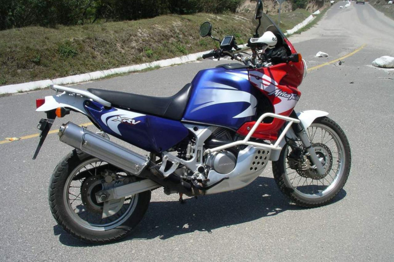 Африка 750 мотоцикл. Honda XRV 750 Africa Twin. Honda Africa Twin 750. Honda Africa Twin 2001. Мотоцикла Honda Africa Twin 750.