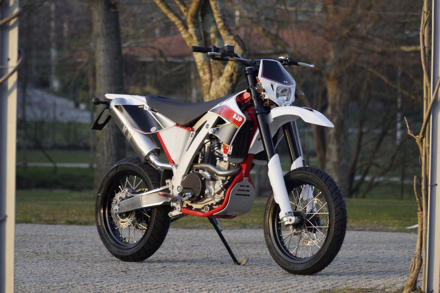 РњРѕС‚РѕС†РёРєР» AJP Enduro pr5