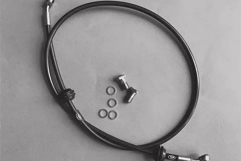 Как правильно установить тормозные шланги на мотоцикл Harley-Davidson?