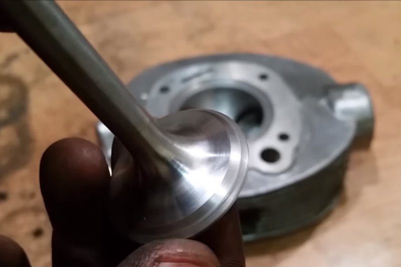 Как притереть клапана мотоцикл урал. Приспособление для притирки клапанов мотоцикл урал. Съемник клапанов мотоцикла урал. Для притирки клапанов на мопед. Головка мотоцикла урал.