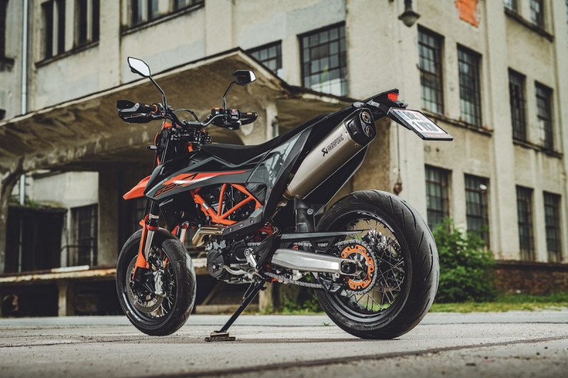 Обзор мотоцикла KTM 690 SMC R — история и ТТХ модели, где можно купить и как выбрать?