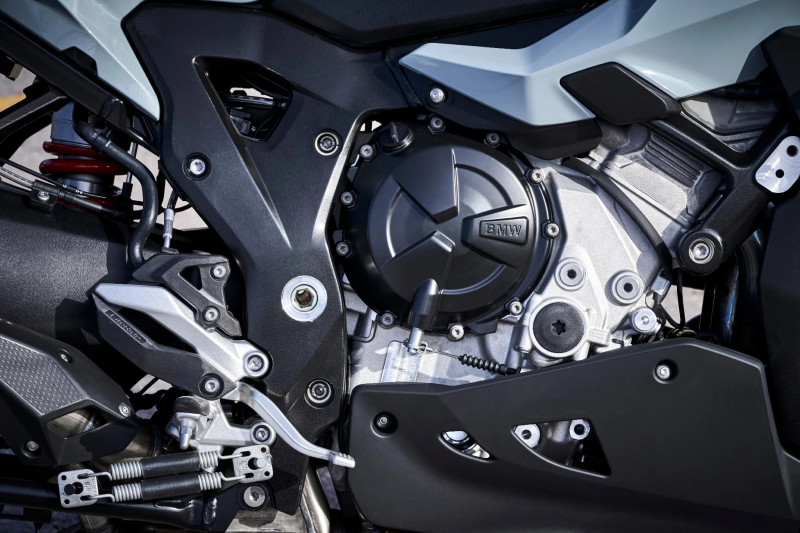 Обзор модели мотоцикла BMW S1000XR - узнаете историю создания, а также современный дизайн и характеристики