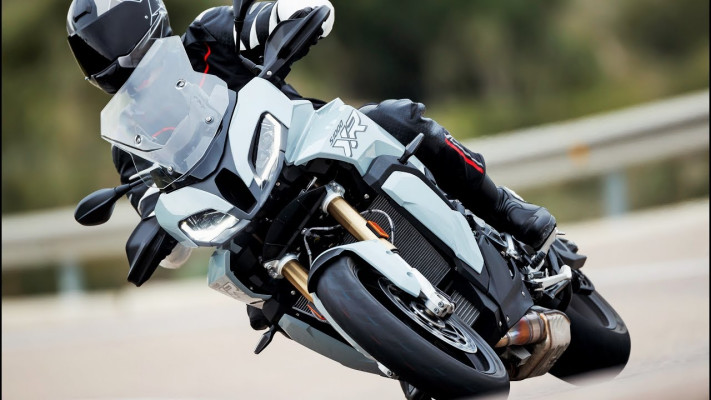 Обзор модели мотоцикла BMW S1000XR - узнаете историю создания, а также современный дизайн и характеристики