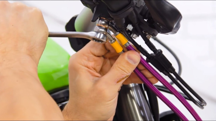 Как правильно установить тормозные шланги на мотоцикл Harley-Davidson?